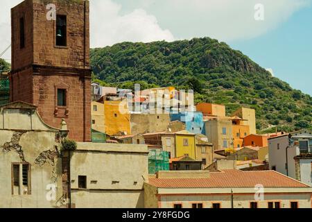 Le village médiéval de Bosa, avec le quartier historique de sa Costa, composé de maisons colorées qui gravissent les pentes de la colline Serravalle, dominat Banque D'Images