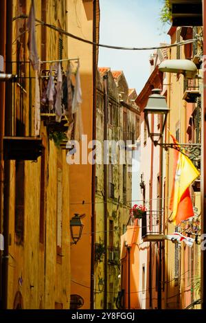 Le village médiéval de Bosa, avec le quartier historique de sa Costa, composé de maisons colorées qui gravissent les pentes de la colline Serravalle, dominat Banque D'Images