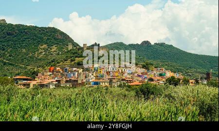 Le village médiéval de Bosa, avec le quartier historique de sa Costa, composé de maisons colorées qui gravissent les pentes de la colline Serravalle, dominat Banque D'Images