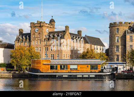 Péniche ou péniche sur le rivage par Malmaison Hotel, Leith, Écosse, Royaume-Uni Banque D'Images