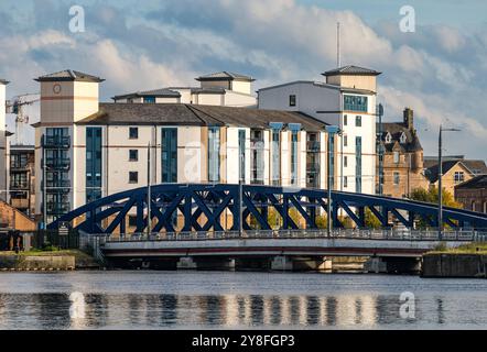 Immeuble moderne au bord de la rivière Queen's Quay et vieux pont tournant Victoria, Leith, Écosse, Royaume-Uni Banque D'Images