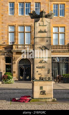 Mémorial de la marine marchande écossaise devant l'hôtel Malmaison, Tower place, Leith, Écosse, Royaume-Uni Banque D'Images