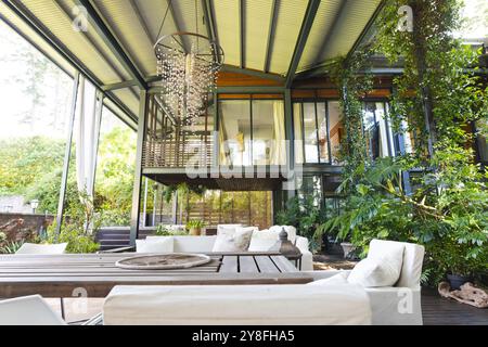 Moderne grande maison vide avec balcon et terrasse dans un grand jardin vert Banque D'Images