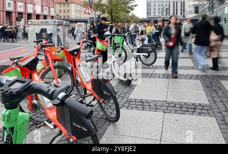 04.10.2024, Berlin - Deutschland. E-Scooter und E-bikes auf dem Gehweg in Mitte am Alexanderplatz. *** 04 10 2024, Berlin Allemagne E scooters et e vélos sur le trottoir à Mitte à Alexanderplatz Banque D'Images