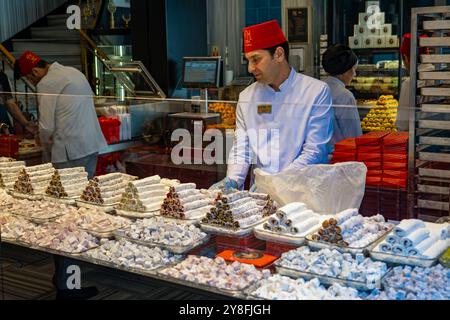 Turkiye. Istanbul. Exposition de pâtisseries dans la célèbre pâtisserie Hafiz Mustafa Banque D'Images