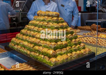 Türkiye. Istanbul. Une pyramide de Baklava présentée à la pâtisserie Hafiz Mustafa Banque D'Images