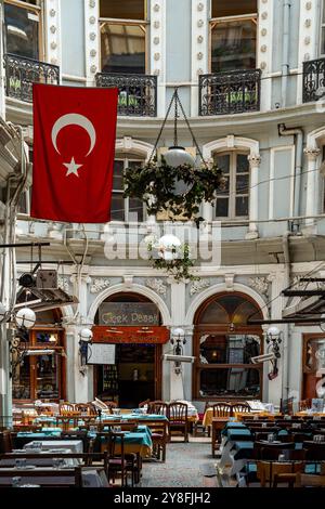 Turkiye. Istanbul. Cicek Pasaji (passage des fleurs en turc), à l'origine appelée historiquement la ville de Pera, un célèbre passage couvert Banque D'Images