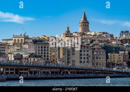 Türkiye. Istanbul. Vue sur le Bosphore et la Tour de Galata sous un ciel bleu Banque D'Images