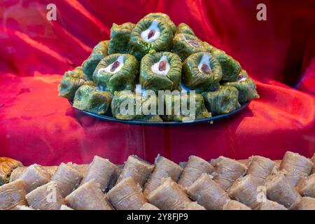 Turkiye. Istanbul. Une pyramide de délices turcs est disposée dans une confiserie. L'assortiment comprend une variété de saveurs, de textures et de couleurs, entre autres Banque D'Images