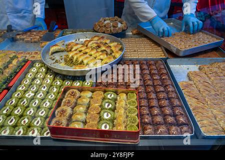 Turkiye. Istanbul. Une pyramide de délices turcs est disposée dans une confiserie. L'assortiment comprend une variété de saveurs, de textures et de couleurs Banque D'Images