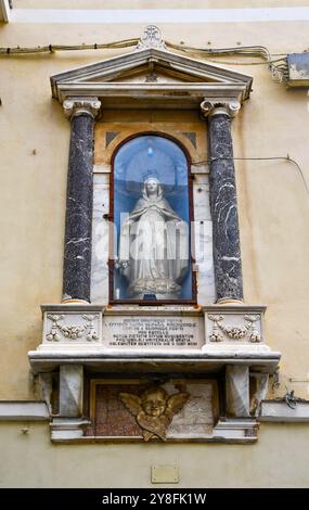 Sanctuaire votif dédié à la Vierge Marie et daté du 2 juin 1901 dans le centre historique d'Alassio, Savone, Ligurie, Italie Banque D'Images