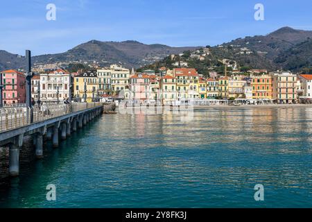 Vue de la ville balnéaire sur la Riviera italienne depuis la jetée Mario Bestoso au printemps, Alassio (Savone), Ligurie, Italie Banque D'Images