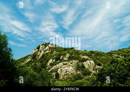 Le tombeau des géants de Monte S’Ajacciu parmi les rochers de granit. Arzachena, Sardaigne, Italie Banque D'Images