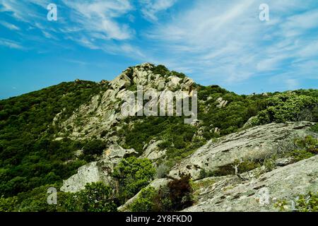 Le tombeau des géants de Monte S’Ajacciu parmi les rochers de granit. Arzachena, Sardaigne, Italie Banque D'Images