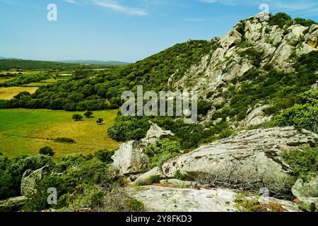 Le tombeau des géants de Monte S’Ajacciu parmi les rochers de granit. Arzachena, Sardaigne, Italie Banque D'Images