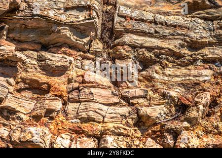 Une vue rapprochée de pierres compactes et de roches, révélant des textures géologiques détaillées et des formations naturelles, idéal pour les sciences de la terre ou le dos géologique Banque D'Images