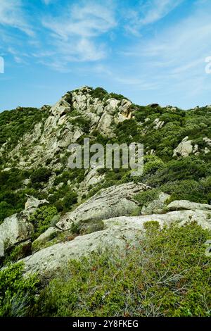 Le tombeau des géants de Monte S’Ajacciu parmi les rochers de granit. Arzachena, Sardaigne, Italie Banque D'Images