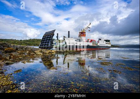 Le ferry calédonien MacBrayne île de Cumbrae sur la route estivale entre Tarbert et Portavadie - août 2019. Banque D'Images