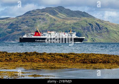 Le traversier calédonien MacBrayne Isle of Lewis dans le détroit de Mull, en route de Castlebay, dans les Hébrides extérieures à Oban. Banque D'Images