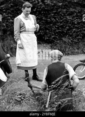 Star / réalisateur WILL HAY (en uniforme d'infirmière) sur le lieu de tournage candide lors du tournage du MOUTON NOIR DE WHITEHALL 1942 réalisateurs BASIL DEARDEN et WILL HAY histoire originale / scénario Angus MacPhail et John Dighton producteur Michael balcon Ealing Studios / United Artists Banque D'Images