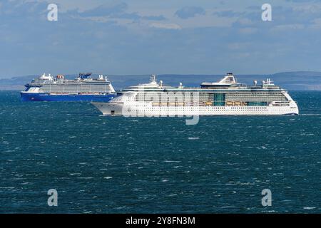 Navires de croisière inactifs à Poole Bay, incapables de fonctionner en raison de la pandémie de COVID 19. Banque D'Images