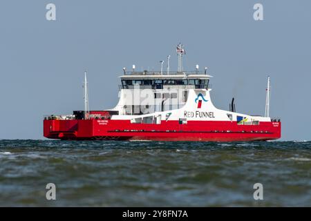 Red Kestrel est un ferry de fret opéré par Red Funnel sur sa route Southampton-East Cowes Banque D'Images