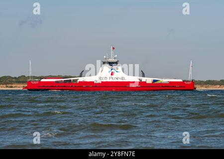 Red Kestrel est un ferry de fret opéré par Red Funnel sur sa route Southampton-East Cowes Banque D'Images