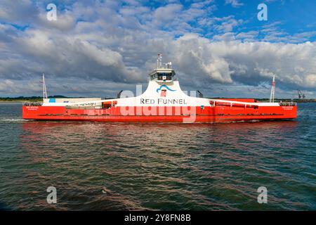 Red Kestrel est un traversier de fret exploité par Red Funnel sur sa route Southampton-East Cowes. Banque D'Images