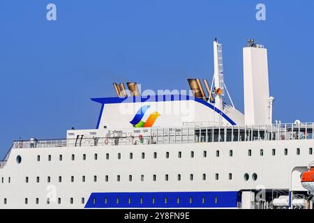 Vue détaillée de l'entonnoir et des gaz naturel liquéfié (GNL) sur le ferry E-Flexer Salamanca, exploité par Brittany Ferries. Banque D'Images