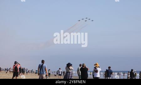 Los Angeles, États-Unis. 4 octobre 2024. Les gens regardent le Pacific Airshow à Huntington Beach, Californie du Sud, États-Unis, Oct. 4, 2024. Le Pacific Airshow, l’un des plus grands salons aériens des États-Unis, a débuté vendredi en Californie du Sud, avec des démonstrations d’aviateurs militaires et d’artistes civils. Crédit : Qiu Chen/Xinhua/Alamy Live News Banque D'Images