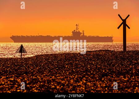 USS Harry S. Truman, un porte-avions à propulsion nucléaire exploité par la marine américaine, dans le Solent. Banque D'Images