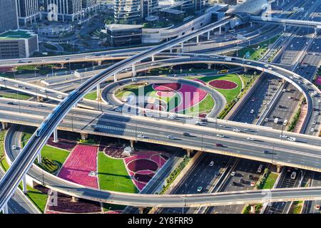 Dubaï carrefour de Sheikh Zayed Road échangeur routier près de Burj Khalifa avec le métro Banque D'Images