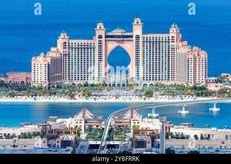 Dubaï le Palm Jumeirah avec Atlantis Hôtel île artificielle vue d'en haut dans les Émirats Arabes Unis Banque D'Images
