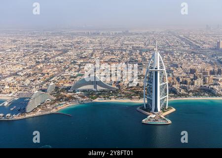 Dubai Burj Al Arab hôtel de luxe en mer photographie aérienne vue d'en haut aux Émirats arabes Unis Banque D'Images