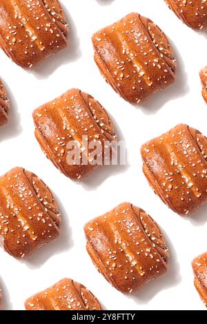 Korvapuusti, petits pains finlandais traditionnels à la cannelle et à la cardamome, petits pains frais en Finlande et en Suède, motif, fond Banque D'Images