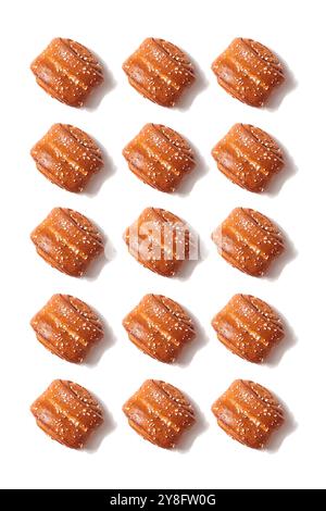 Korvapuusti, petits pains finlandais traditionnels à la cannelle et à la cardamome, petits pains frais en Finlande et en Suède, motif, fond Banque D'Images