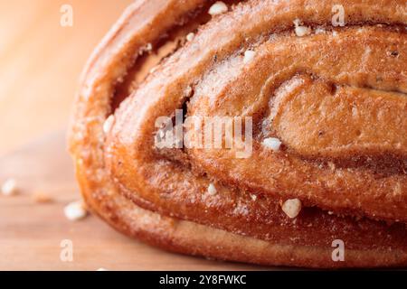 Korvapuusti, petits pains finlandais traditionnels à la cannelle et à la cardamome, gros plan de pain frais, dessert sucré Suède et Finlande, macro Banque D'Images