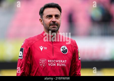 Sandhausen, Deutschland. 05 octobre 2024. Sreto Ristic (entraîneur, Cheftrainer, SVS), Einzelbild, Einzelfoto, Aktion, action, 05.10.2024, Sandhausen (Deutschland), Fussball, 3. LA RÉGLEMENTATION LIGA, SV SANDHAUSEN - SV WALDHOF MANNHEIM, DFB/DFL INTERDIT TOUTE UTILISATION DE PHOTOGRAPHIES COMME SÉQUENCES D'IMAGES ET/OU QUASI-VIDÉO. Crédit : dpa/Alamy Live News Banque D'Images