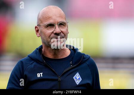 Sandhausen, Deutschland. 05 octobre 2024. Bernhard Trares (formateur, Cheftrainer, SVWM), Einzelbild, Einzelfoto, Aktion, action, Porträt, Portrait, 05.10.2024, Sandhausen (Deutschland), Fussball, 3. LIGA, SV SANDHAUSEN - SV WALDHOF MANNHEIM, DFB/DFL LA RÉGLEMENTATION INTERDIT TOUTE UTILISATION DE PHOTOGRAPHIES COMME SÉQUENCES D'IMAGES ET/OU QUASI-VIDÉO. Crédit : dpa/Alamy Live News Banque D'Images