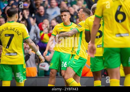 Marcelino Núñez de Norwich City fête avec ses coéquipiers après avoir fait 1-0 lors du match du Sky Bet Championship entre Norwich City et Hull City à Carrow Road, Norwich, samedi 5 octobre 2024. (Photo : David Watts | mi News) crédit : MI News & Sport /Alamy Live News Banque D'Images