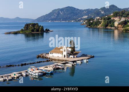 Monastère de Vlacherna et l'île de la souris à la mer Méditerranée vacances d'en haut sur l'île de Corfou en Grèce Banque D'Images