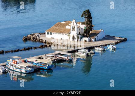 Monastère de Vlacherna à la mer Méditerranée d'en haut vacances sur l'île de Corfou en Grèce Banque D'Images