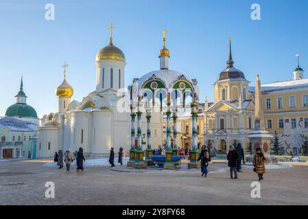 SERGIEV POSAD, RUSSIE - 05 JANVIER 2024 : un hiver, jour glacial sur le territoire de la Sainte Trinité Sergius Lavra. Sergiev Posad. Région de Moscou Banque D'Images