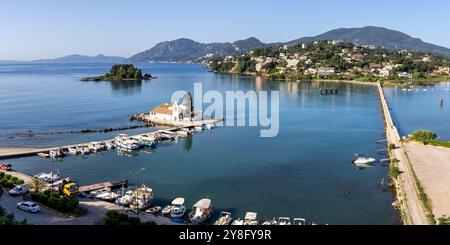 Monastère de Vlacherna et l'île de la souris à la mer Méditerranée panorama de vacances d'en haut sur l'île de Corfou en Grèce Banque D'Images