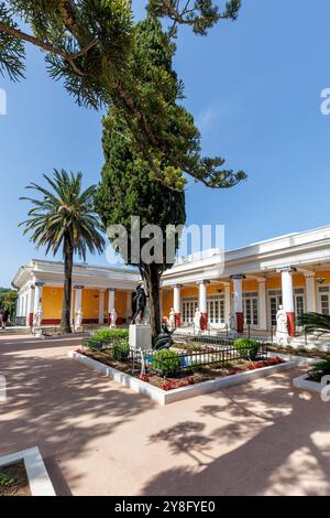 Palais Achilleion construit pour l'impératrice Elisabeth Sisi d'Autriche format portrait vacances sur l'île de Corfou en Grèce Banque D'Images