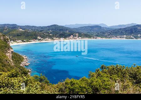 Vue sur la plage et la baie d'Agios Georgios avec des vacances à la mer turquoise sur l'île de Corfou en Grèce Banque D'Images