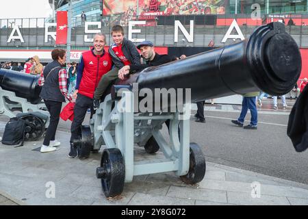 Les fans arrivent à Emirates Stadium avant le match de premier League Arsenal vs Southampton à Emirates Stadium, Londres, Royaume-Uni, le 5 octobre 2024 (photo par Izzy Poles/News images) Banque D'Images