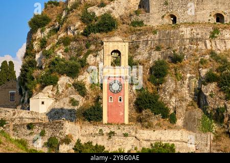 Corfou, Grèce - 4 septembre 2024 : le clocher de la vieille forteresse de Corfou est imprenable dans les rochers. L'horloge et le clocher sont des monuments frappants qui reflètent le patrimoine historique de la forteresse et de l'île *** Der Glockenturm der Alten Festung von Korfu steht malerisch in den Felsen eingebettet. Die Uhr und der Glockenturm sind markante Wahrzeichen, die das historische Erbe der Festung und der Insel widerspiegeln Banque D'Images