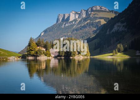 Vue sur le lac Seealpsee près d'Appenzell dans la chaîne de montagnes Alpstein, Ebenalp, Suisse Banque D'Images