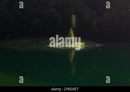 Vue sur le lac Seealpsee près d'Appenzell dans la chaîne de montagnes Alpstein, Ebenalp, Suisse Banque D'Images